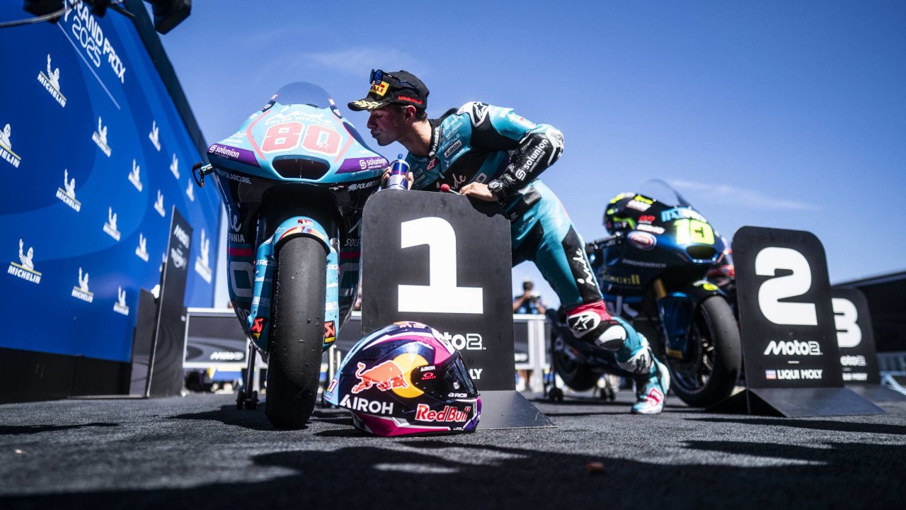 ¡El himno colombiano sonó en Hungría! Alonso gana su primera carrera en Moto2