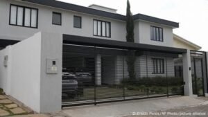 Juez brasileño envía más policías a la casa de Bolsonaro