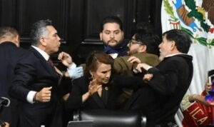 Senadores protagonizan riña durante sesión parlamentaria en México