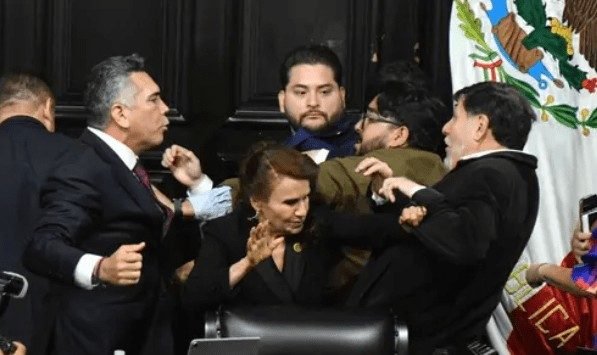 Senadores protagonizan riña durante sesión parlamentaria en México