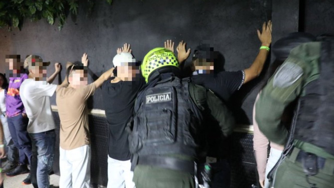 ¡Golpe a la ilegalidad! Suspenden bar en Kennedy tras encontrar a 20 menores de edad, drogas y armas