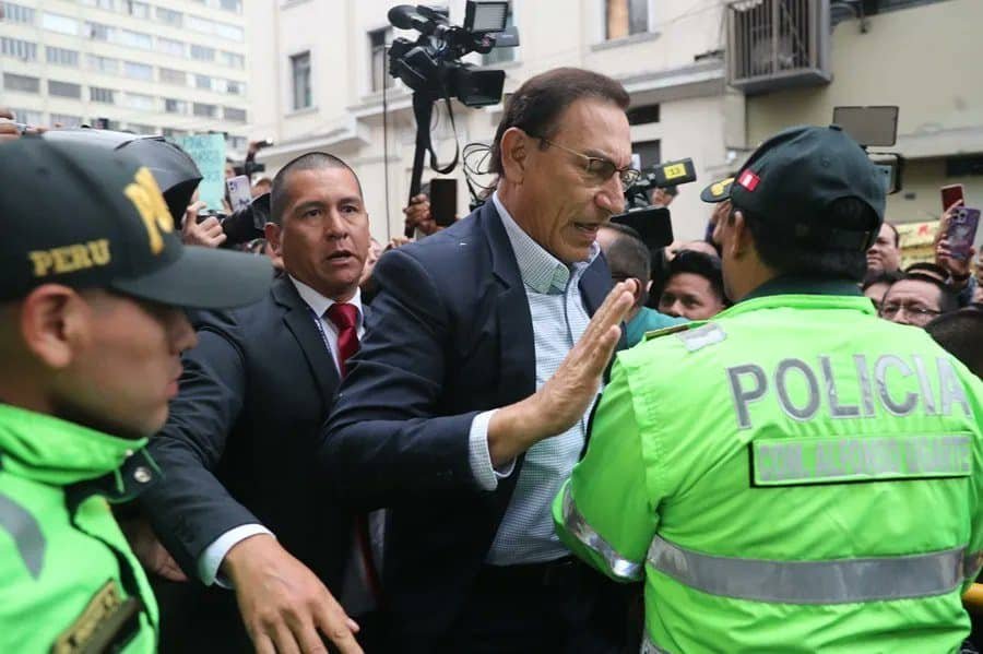Sacan a Martín Vizcarra de la cárcel para presidentes y lo meten en una cárcel común