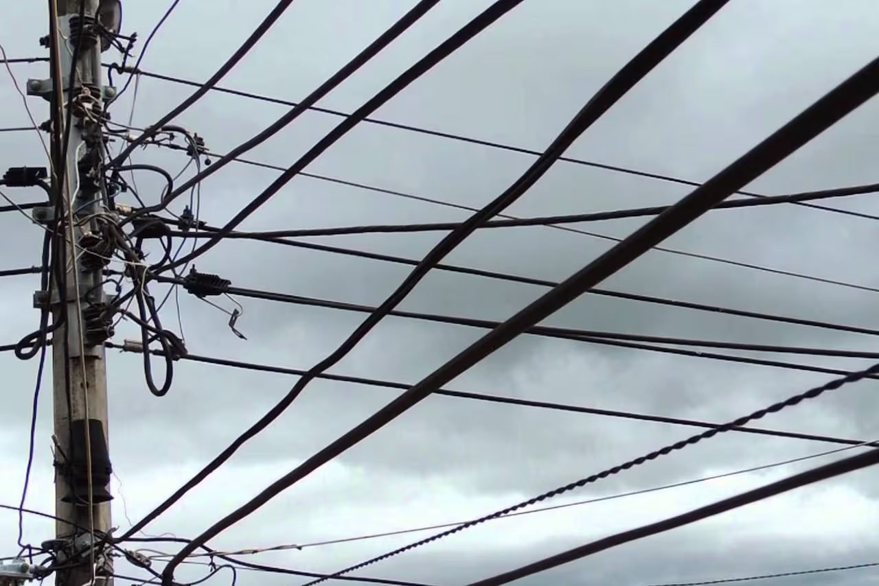 una abuela y su nieto murieron al caerles un tendido eléctrico de alta tensión