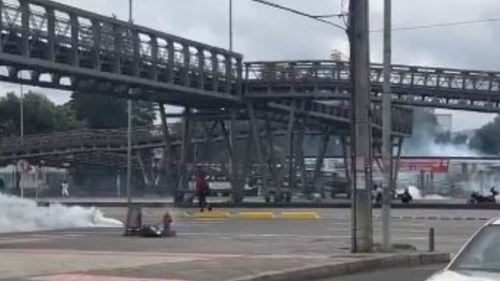 Bloqueos por encapuchados en la Avenida NQS