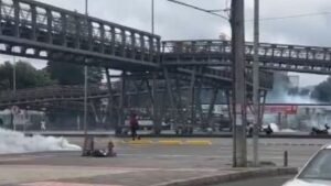 Bloqueos por encapuchados en la Avenida NQS