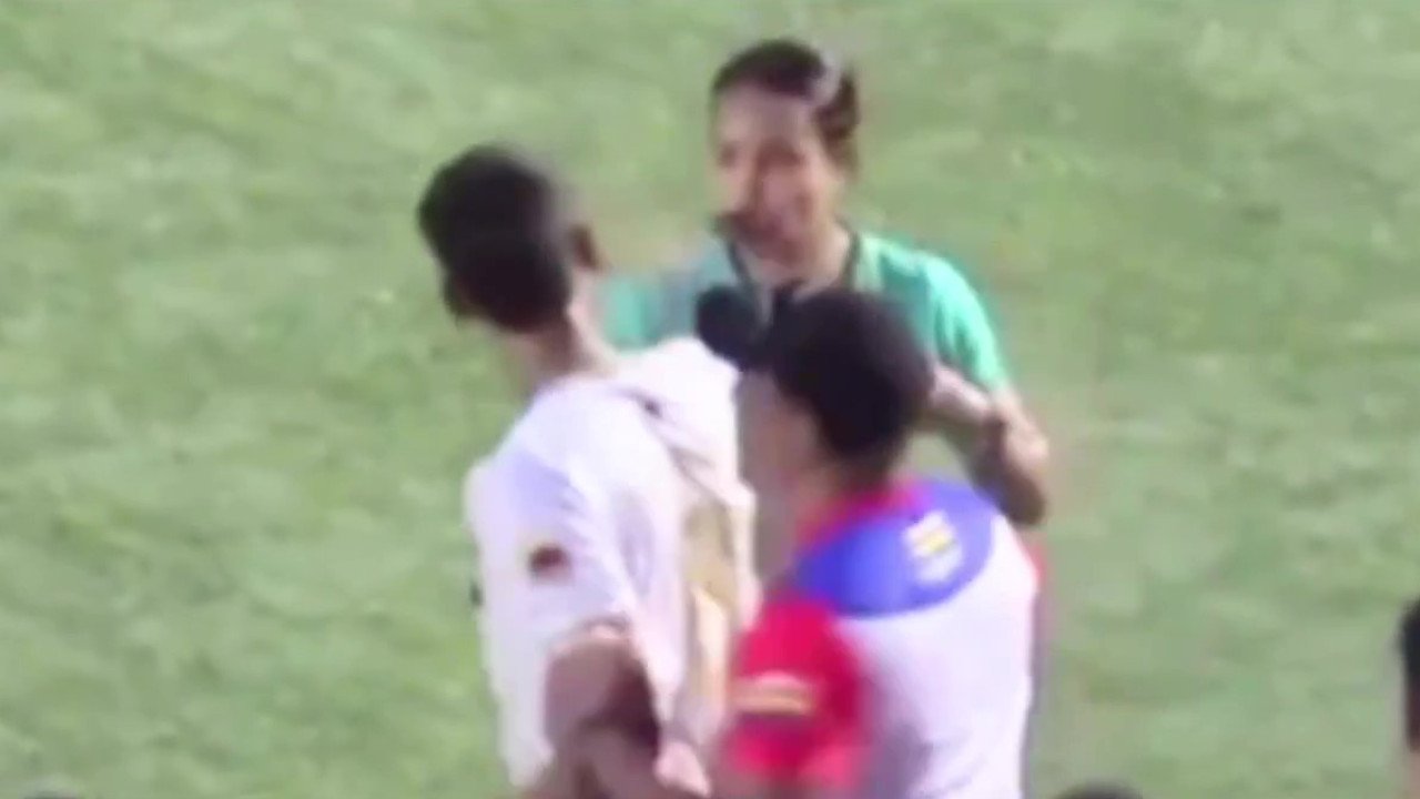 Escándalo en la 1C: Árbitra fue agredida con una cachetada en pleno partido