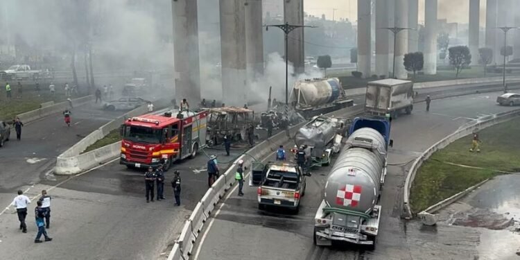 Suman 31 los fallecidos por explosión de camión de gas en Ciudad de México