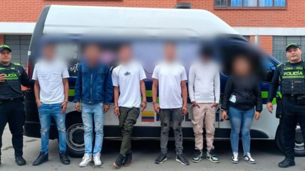 A golpes intentaron robarle el celular en TransMilenio: la Policía capturó a seis delincuentes