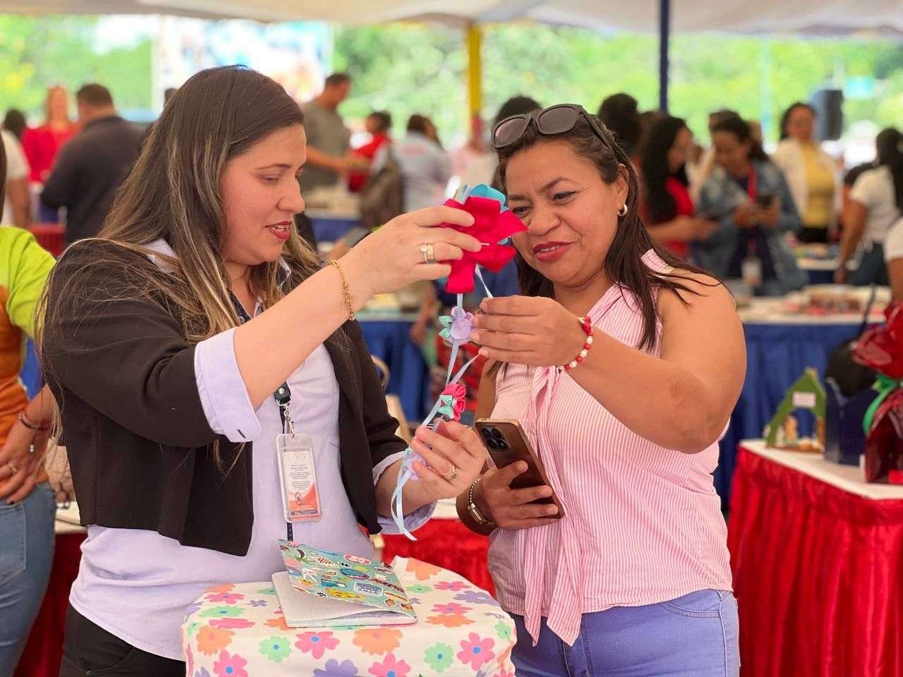 Emprendedores y artesanos participan en feria de Turismo en el Warairarepano