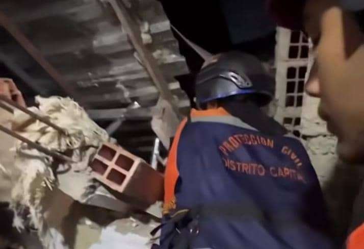 Colapsó vivienda de tres niveles en la parroquia Altagracia