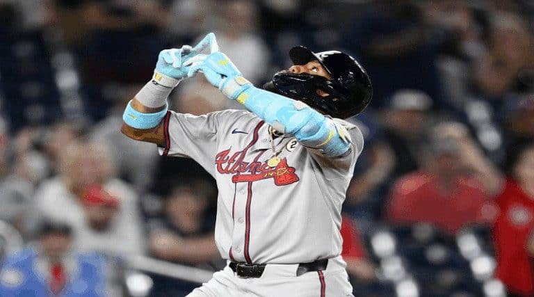 Acuña Jr. acelera el trote en la recta final
