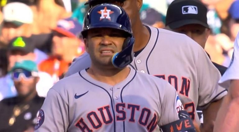José Altuve sale del juego por molestias en el pie derecho