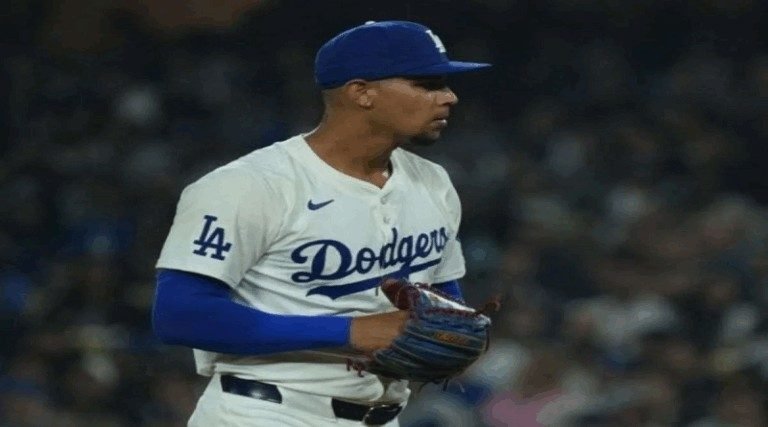Edgardo Henriquez alcanza su primera victoria en la MLB