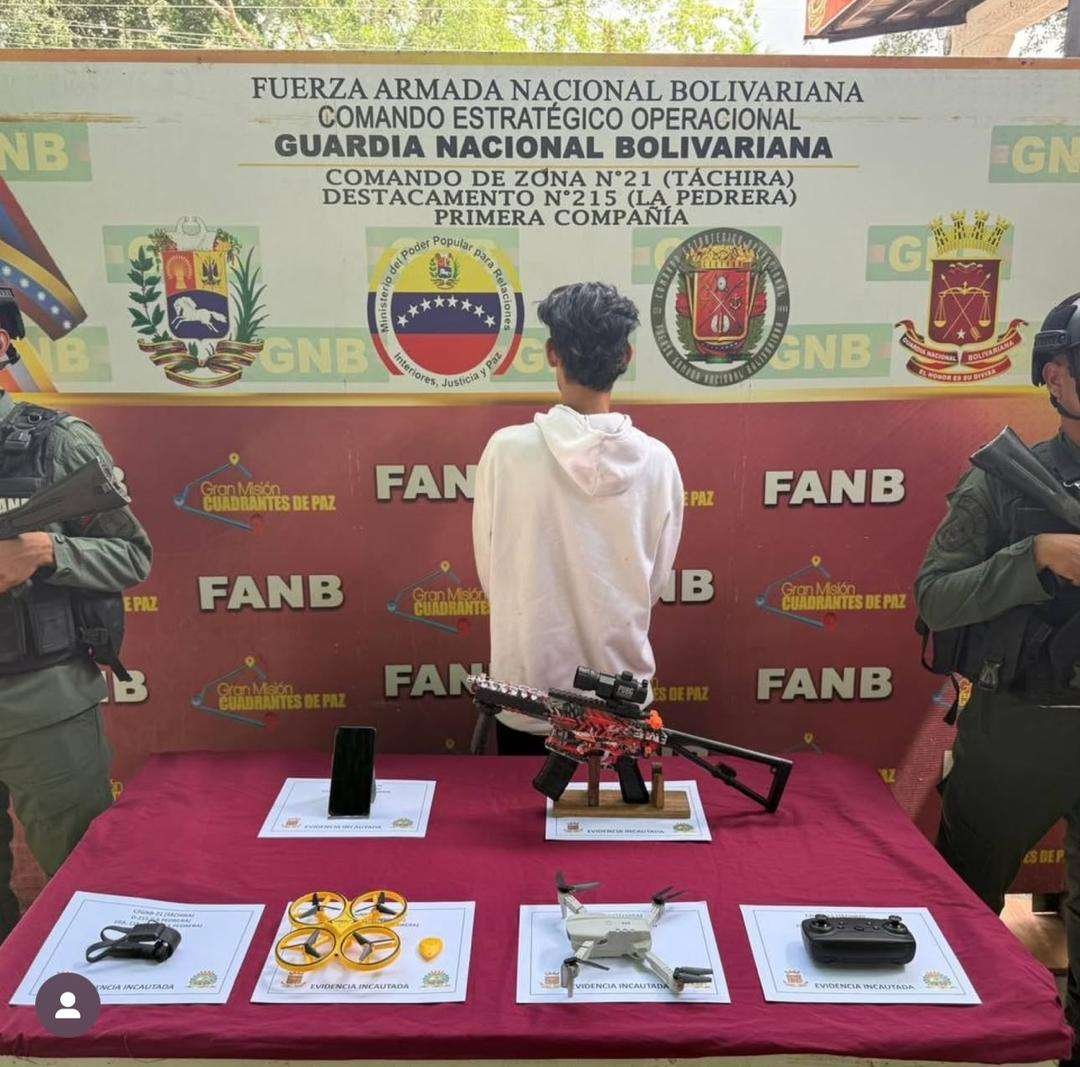 Apresado hombre que portaba un facsímil de arma y dos drones