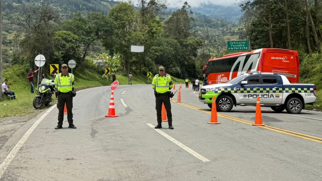 ¡Atención! Caída de material en el sector 'Cuatro Carriles' obliga al cierre total de la vía Bogotá-Villavicencio
