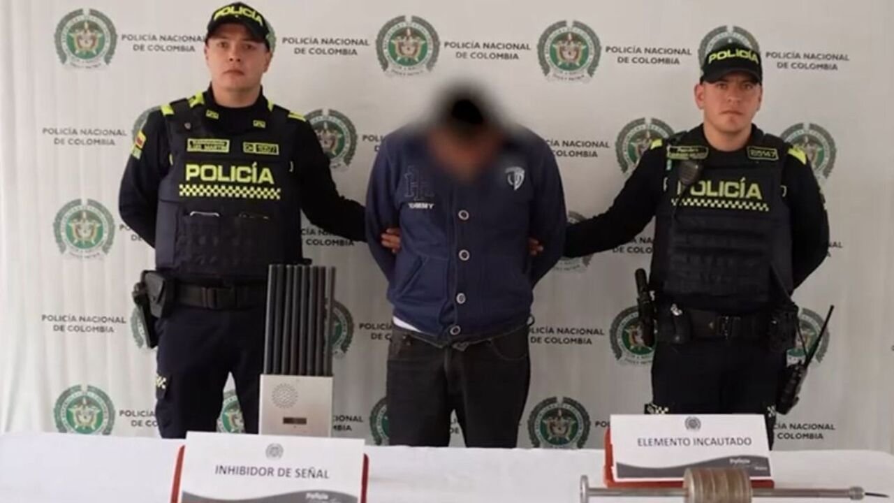 ¡Persecución en Bogotá! Capturan a ladrón con inhibidor de señal tras robar un furgón