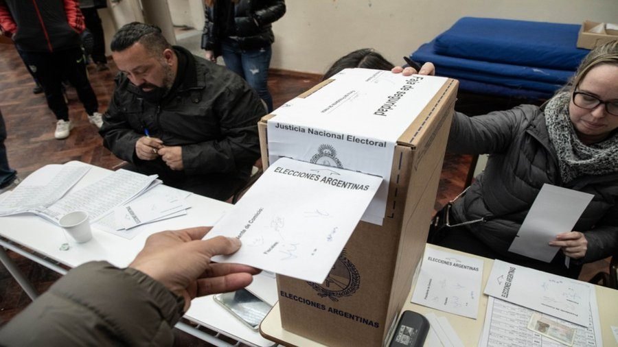 Argentina cierra sus mesas de votación en jornada clave para el gobierno de Javier Milei