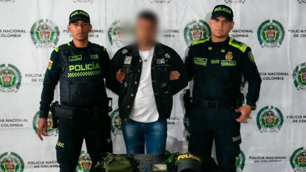 Hombre disfrazado de policía intentó robar a usuarios de TransMilenio y terminó capturado