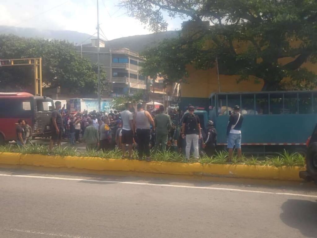 Colisión entre camión de la GNB y autobús deja 3 heridos en La Guaira