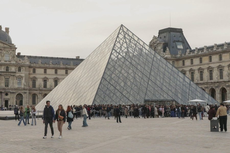 Imputan y encarcelan de forma provisional a dos sospechosos del robo en el Louvre