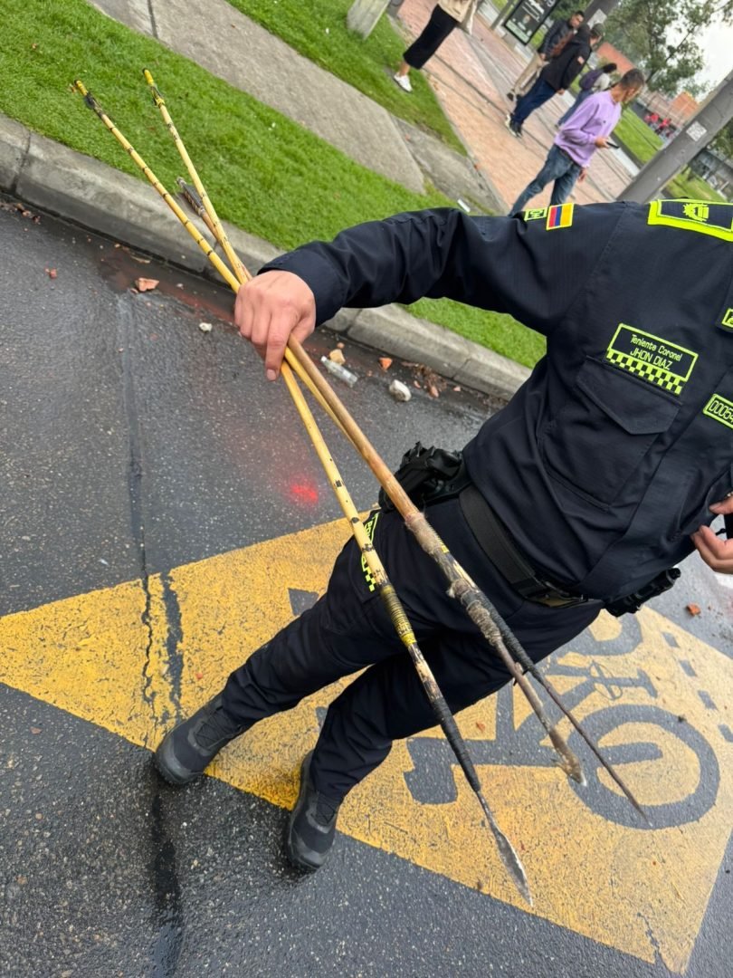 Encapuchados atacan con arcos, flechas y explosivos a la fuerza pública en las inmediaciones de la Embajada de los EE.UU