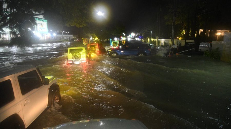 inundaciones, deslizamiento de tierra y desplazamiento de personas