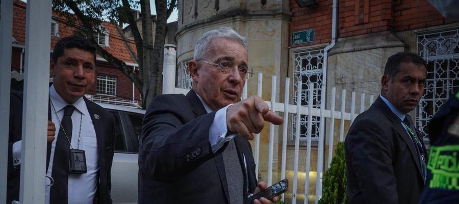 Jueza pide investigar a Uribe Vélez y a su hermano por homicidios cometidos en 1998, el ex presidente respondió con dureza a la acusación