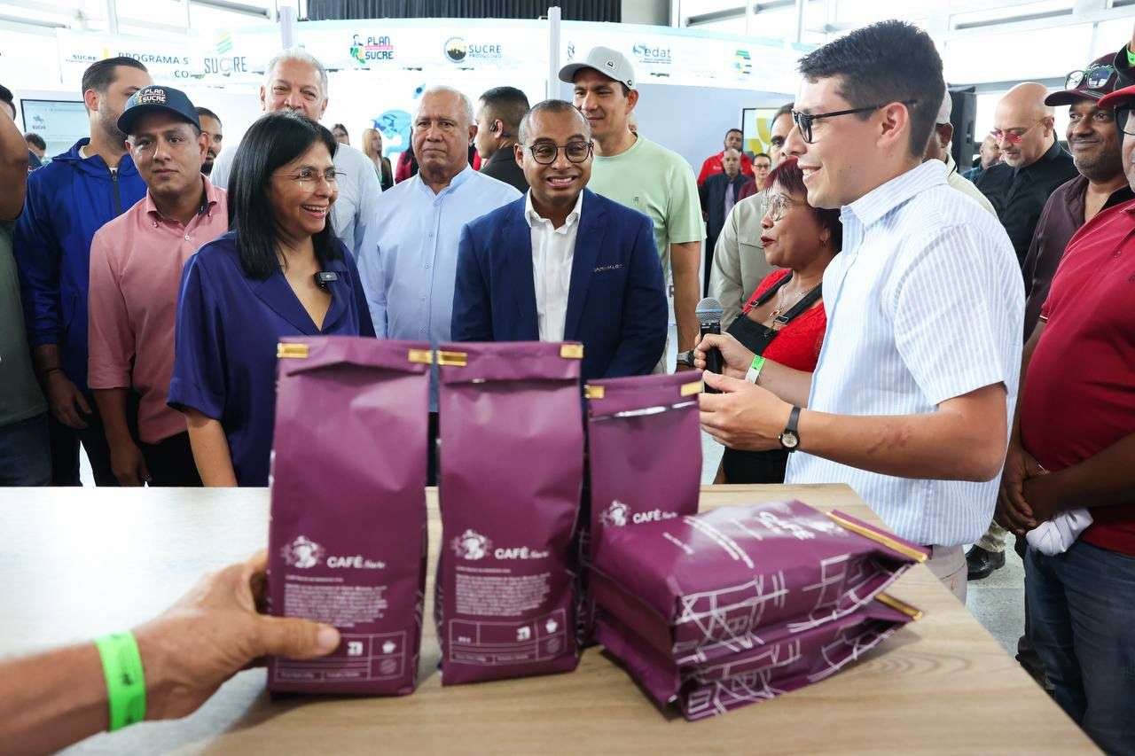 Vicepresidenta destaca productos municipales en Expo Sucre 2025