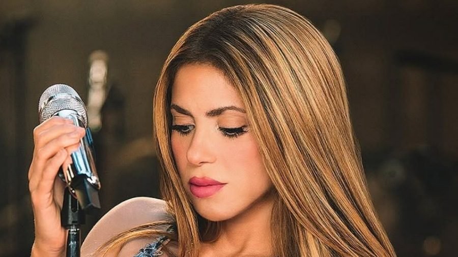 Shakira sorprende a sus fans al versionar varios temas por los aniversarios de dos icónicos discos