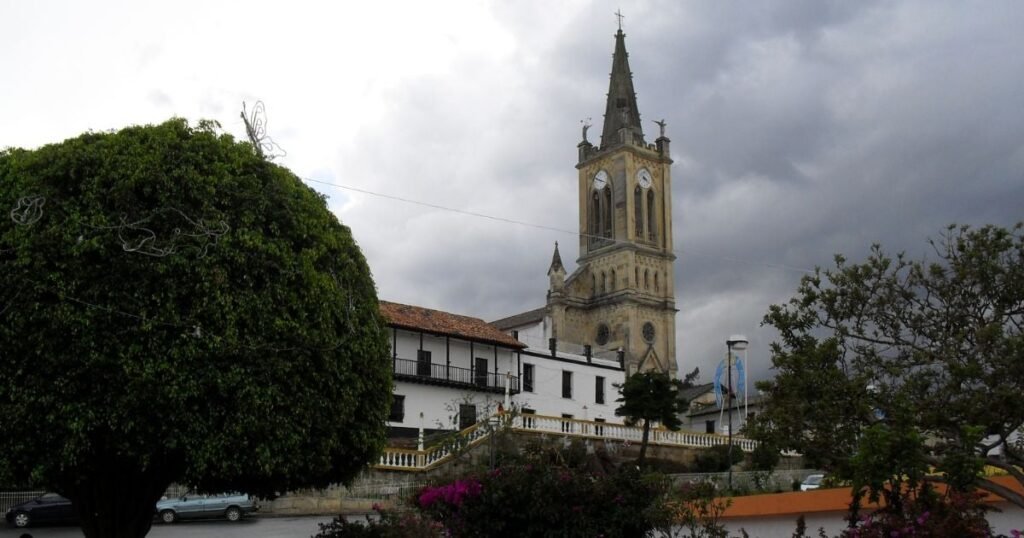 El histórico pueblo de Boyacá considerado patrimonio colonial, tierra del tejo y los paisajes naturales