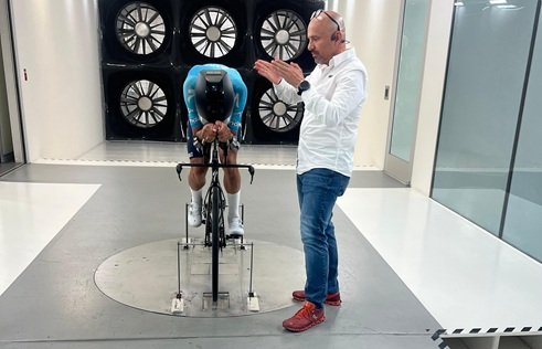 Carlos Suárez: El diseñador oficial de los ciclistas del mundo y su ruta hacia el imperio textil